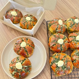 CREAM CHEESE GARLIC Bun