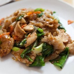 ผัดซีอิ๊วไก่