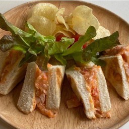 แซนวิชไส้กรอก-ปูอัด-ไข่กุ้ง