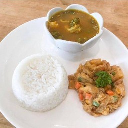 ชุดข้าวแกงส้ม (ไข่เจียว/หมูทอด/ปลาสลิด)