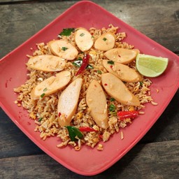 ข้าวผัดต้มยำไส้กรอกไก่รมควันหนังกรอบ (Tom yum fried rice with crispy skin smoked chicken sausage)