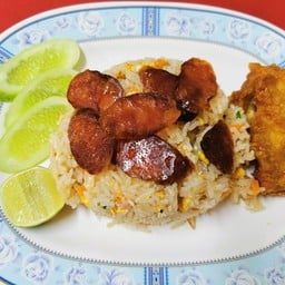 ข้าวผัดกุนเชียง ฟรีปีกไก่บน 1ชิ้น
