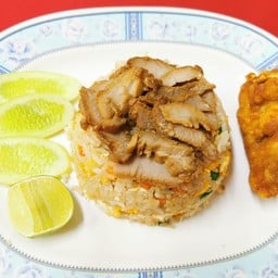 ข้าวผัดหมู ฟรีปีกไก่บน 1ชิ้น