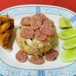 ข้าวผัดแหนม ฟรีปีกไก่บน 1ชิ้น