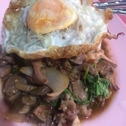 ข้าวกะเพราเครื่องในไก่ไข่ดาวพิเศษ