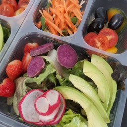 (มังสวิรัติ)สลัดผักผลไม้+ไข่ต้ม+น้ำสลัดซีอิ๊วงาคั่วญี่ปุ่น