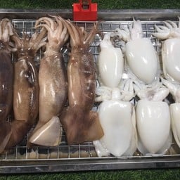 เจ๊ส้มปลาหมึกย่าง ตลาดแกรน