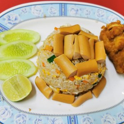 ข้าวผัดไส้กรอก ฟรีไก่ทอด1ชิ้น