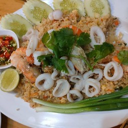 ข้าวผัดทะเล กลาง