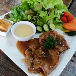 สลัดสเต็กหมูคุโรบุตะ