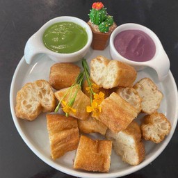 ปาท่องโก๋อบกรอบ (สังขยาใบเตย-มันม่วง)