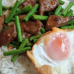 ผัดถั่วฝักยาวใส่ตับ+ไข่ดาวราดข้าว