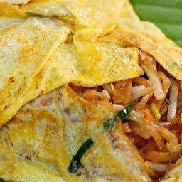 ผัดไทยห่อไข่