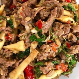 กะเพราเนื้อติดมันใส่หน่อไม้เหลือง (กับข้าว)