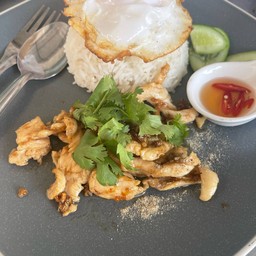 ข้าวไก่กระเทียม ไข่ดาว