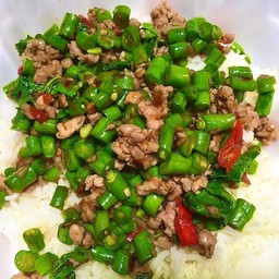ผัดกระเพราถั่วฝักยาว (กับข้าว)