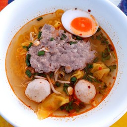 บะหมี่เกี๊ยวต้มยำ (วันนั้นไอ เลยสั่งแบบไม่ใส่ถั่วครับ)