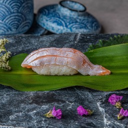 (35) ซูชิท้องปลาแซลมอน