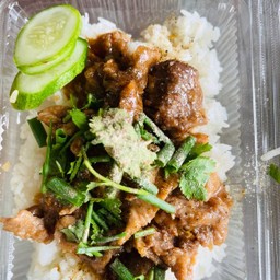 ข้าวเนื้อกระเทียม