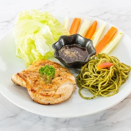 สเต็กหมูย่างจิ้มแจ่วกับพาสต้าซอสเพสโต้ผัดน้ำปลา