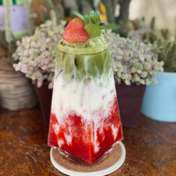 สตรอเบอรี่มัทฉะลาเต้ (เย็น)