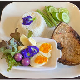 ชุดข้าวเคยจี่คู่กับไข่ยางมะตูม