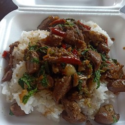 กระเพราเครื่องในไก่