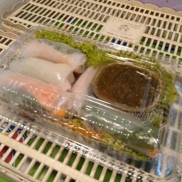 ชญาณิศา ซูชิ & ก๋วยเตี๋ยวลุยสวน ตลาดเทิดไท