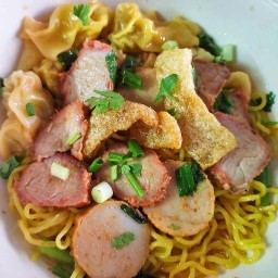 บะหมี่เกี๊ยวหมูแดงนายฮ้อยเคน(ห้วยขวาง)