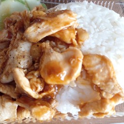 ข้าวไก่ชิ้นกระเทียมพริกไทย