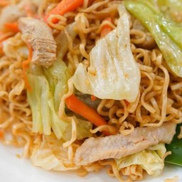 ผัดมาม่าใส่ไข่หมู