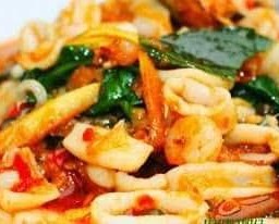 ผัดพริกแกงรวมมิตร (กับข้าว)