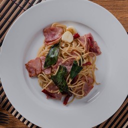 สปาเกตตี้เบคอนพริกแห้ง