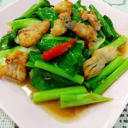 ปลาเค็มผัดคะน้า