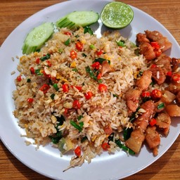[อร่อยซ่ากับโค้ก] ข้าวผัดไข่+หมูสามชั้นคั่วพริกเกลือ +  โค้ก ออริจินัล (กระป๋อง)