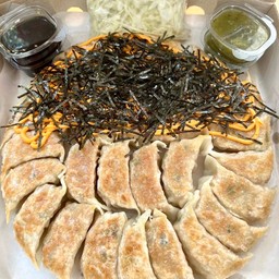 เกี๊ยวซ่าถาดใหญ่ 30 ชิ้น (ใส้หมู) + โนริสาหร่ายสไปซี่ซอส ครึ่งถาด