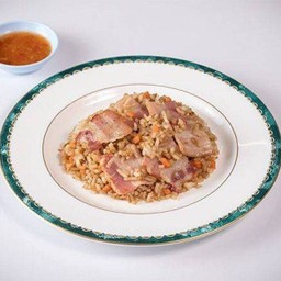 ข้าวผัดกระเทียมเบค่อน