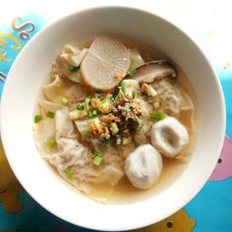 เกี๊ยวน้ำสูตรคุณแม่ & สมุนไพรทรงเครื่อง หัวแฟลต1(หน้าร้านตามสั่งเจ๊มาลี)คลองเตย