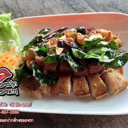 คอหมูทอดใบมะกรูด