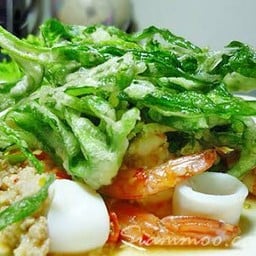 ยำผักบุ้งกรอบ