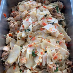 ผัดกระเพาหน่อไม้ใส่ใก่