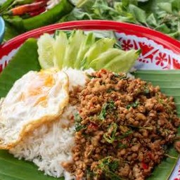 กะเพราถาด หมูสับ ไข่ดาว 2