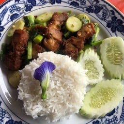 กะเพราหมูกรอบ
