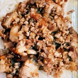 ข้าวกระเทียมพริกไทยหมูรวม(ขาหมู+หมูกรอบ+หมูสับ)