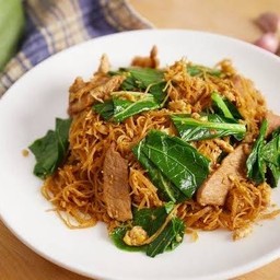 ผัดซีอิ๊วเส้นหมี่ หมู ไก่