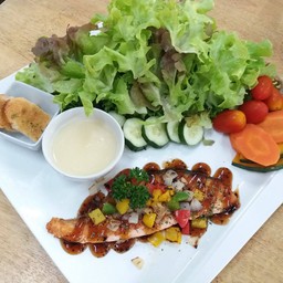 สลัดแซลมอนย่างซอสบาร์บีคิว