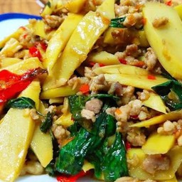 ผัดหน่อไม้เหลืองหมูสับ(กับข้าว)