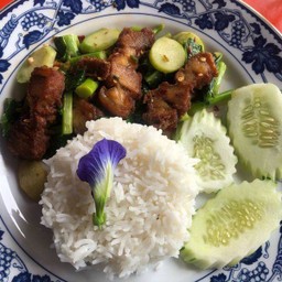 คะน้าหมูกรอบ