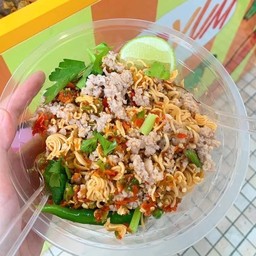 ยำมาม่าหมูสับ พิเศษหมูสับ