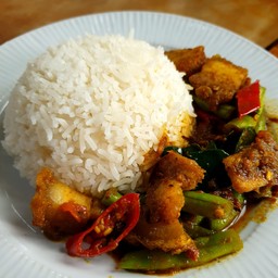 ข้าวราดเครื่องแกงหมูกรอบ